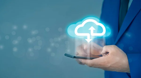 云计算概念 将智能手机连接到云 拥有云计算图标和智能手机的商人或信息技术专家 — 图库照片