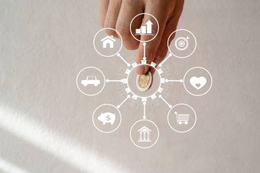 Bozuk para tutan bir iş adamı. Muhasebe için para biriktirme kavramı. Ticaret Servisi, Yatırım Stratejisi ve Finans Yönetimi.
