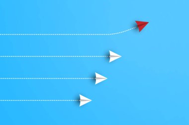 Tek yönlü beyaz kağıt uçaklar ve mavi arkaplanda farklı yönleri gösteren kırmızı kağıt bir uçak grubu. Yeni fikirler için iş yaratıcılık