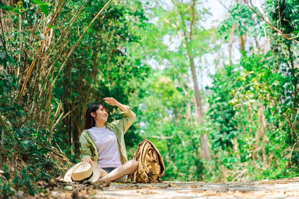 Uma Mulher Bonita Adorável Viajando Natureza Selva Tailândia Está Sentada — Fotografia de Stock
