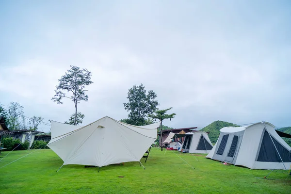 Camping Vid Soluppgången Ett Litet Tält Gräsäng Render Ett Tältläger — Stockfoto