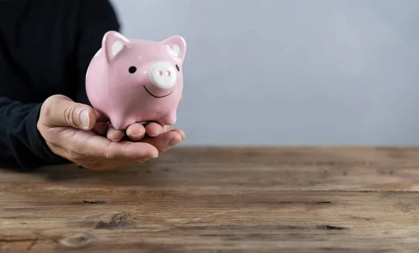 Piggy Bank Beschermd Door Handen Close Van Spaarvarken Bank Het — Stockfoto