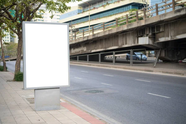 在城市的白屏路旁引导空白广告牌 大都市公交车站附近广告横幅的广告仿制空间 — 图库照片