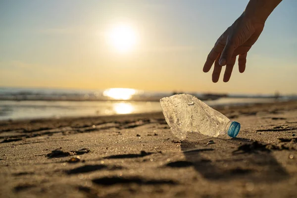 Gönüllü adam ve plastik şişe, temizlik günü, deniz sahillerinde atık toplama, kirlilik ve geri dönüşüm konsepti