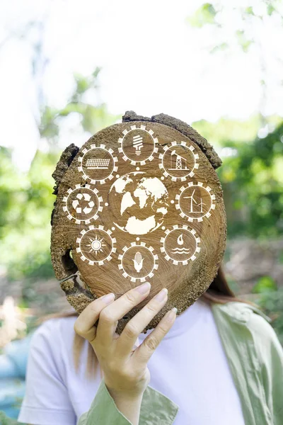 Woman Holding Wooden Plank Circular Shape Leading Her Face Symbolized — Stockfoto