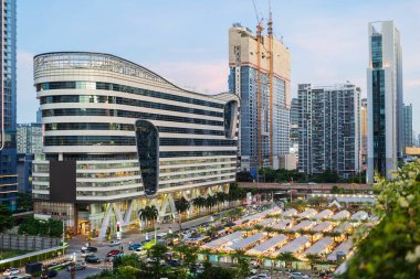 Bangkok Cityscape, Bangkok, Tayland 'da akşamları yüksek binaları olan bir iş bölgesi.