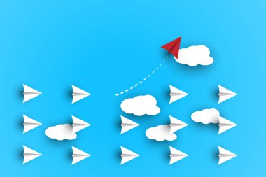 Yenilikçi çözüm konsepti işi. Tek yönlü beyaz kağıt uçak grubu ve farklı yönlü kırmızı kağıt uçak grubu.