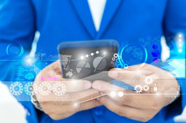 Akıllı cep telefonu kullanan bir iş adamı. İş dünyası küresel internet bağlantısı uygulama teknolojisi ve dijital pazarlama, Finansal ve bankacılık, Dijital bağlantı teknolojisi, büyük veri.