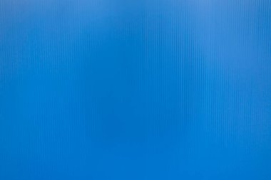 Oluklu plastik yaprak veya PP Flüt Tahtası (polipropilen tahta). Çizgili mavi arkaplan.