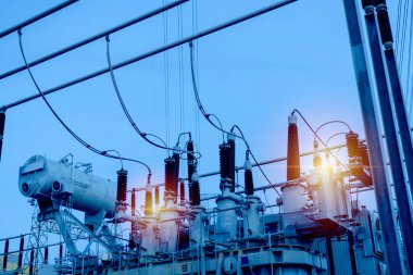 Yüksek voltajlı güç transformatörü. Trafo ekipmanları, hatlar ve sütunlar