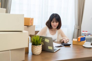 Başlangıçta küçük işletme KOBİ 'si, akıllı telefon veya tablet kullanan girişimci sahibi paket ürün kutusu hazırlamak için çevrimiçi alışveriş siparişini alır ve kontrol eder. Çevrimiçi fikirler satılıyor