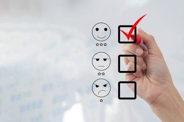 Beyaz Kafkas eli müşteri hizmetleri değerlendirme formunda beyaz oklarla kırmızı bir daire çiziyor