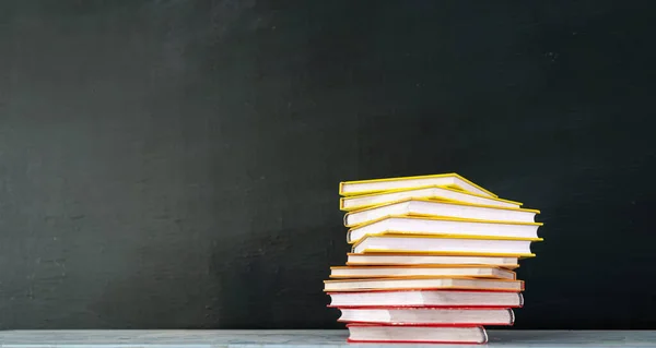 Onderwijsconcept Boeken Het Bureau Het Auditorium Een Blanco Schoolbord Achtergrond — Stockfoto