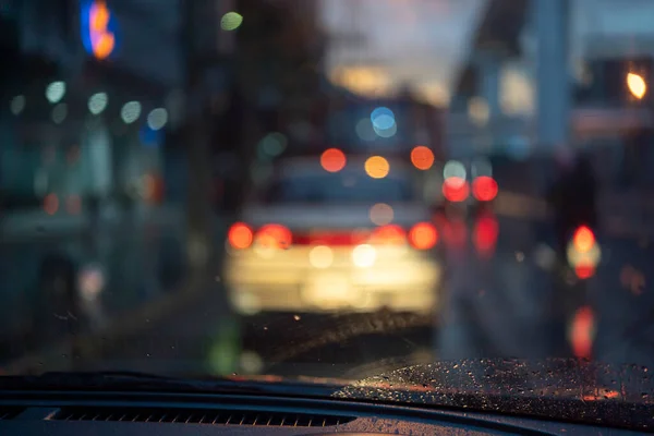 Огни Ночного Города Фары Машины Сквозь Дождливое Стекло Концепция Дождя — стоковое фото