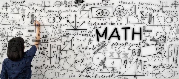 Молодая Женщина Преподаватель Пишет Математические Формулы Уравнения Доске Объяснить Учебные — стоковое фото