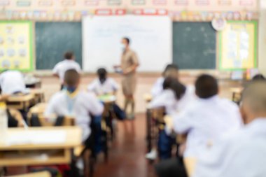 Velilerle tanışma günü için sınıfın önünde soyut arkaplan öğretmeni. Okulda bulanık eğitmen öğretmenliği. Anaokulu öğrencileri için kampüste defocus açılış günü. Amerikan Eğitim Haftası