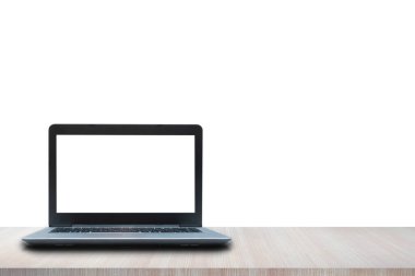 Tahta masadaki dizüstü bilgisayar boş ekranı beyaz arkaplanda izole edildi. Reklam ortamı için arkaplan resimleri ve metin ekleyebilirsiniz.