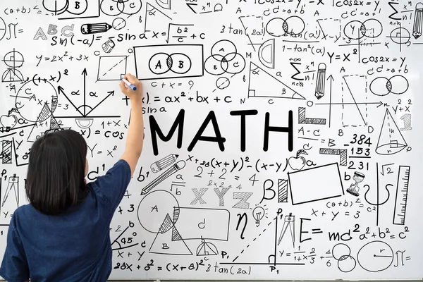 Profesora Joven Está Escribiendo Fórmulas Matemáticas Ecuaciones Pizarra Blanca Para — Foto de Stock