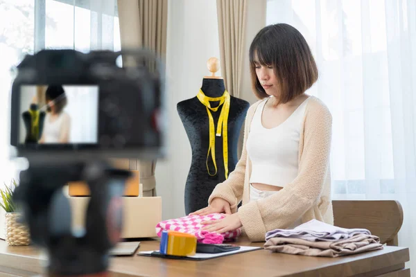 Молодая Женщина Блогер Снимает Видео Обзора Одежды Используя Камеру Штативе — стоковое фото