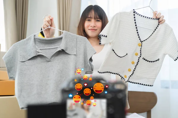Азиатская Милая Блоггерша Онлайн Продает Свою Одежду Дома Используя Ноутбук — стоковое фото