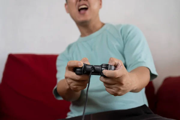 Jogar Videojogos Casa Homem Jogando Jogo Vídeo Com Vista Frontal — Fotografia de Stock