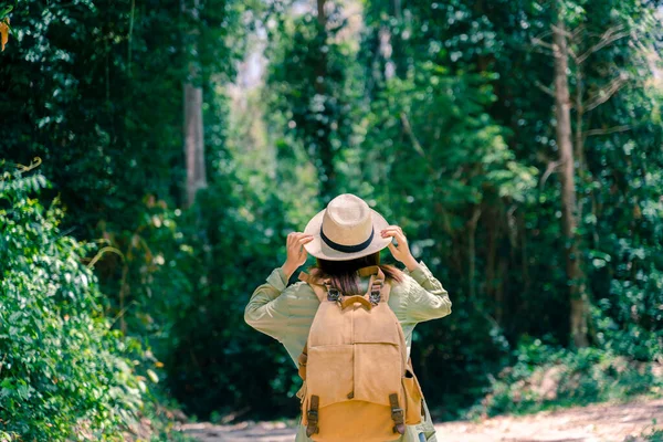 Mulher Viajante Com Mochila Segurando Chapéu Olhando Para Montanhas Incríveis — Fotografia de Stock