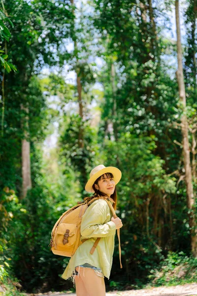 Mulher Viajando Natureza Floresta Com Mochila Chapéu Palha Tiro Vertical — Fotografia de Stock