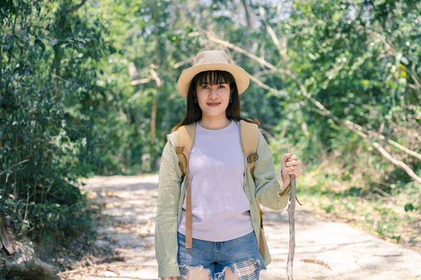 Young Asian Woman Explores Forest Holiday Woman Walking Young Forest — Photo