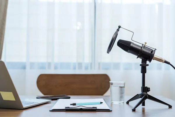 Studio Microphone Recording Podcasts Sits Table Laptop Recording Paper Pen — Stockfoto