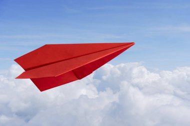 Gökyüzünde kağıt bir uçak. Kırmızı kağıt uçak bulutların arasında gökyüzünde uçuyor. Origami düzlemi, karışık ortam.