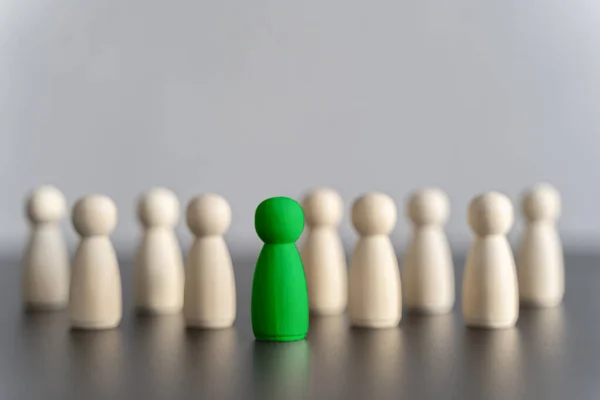 Figura Verde Uomo Esce Dalla Fila Delle Persone Concetto Successo — Foto Stock