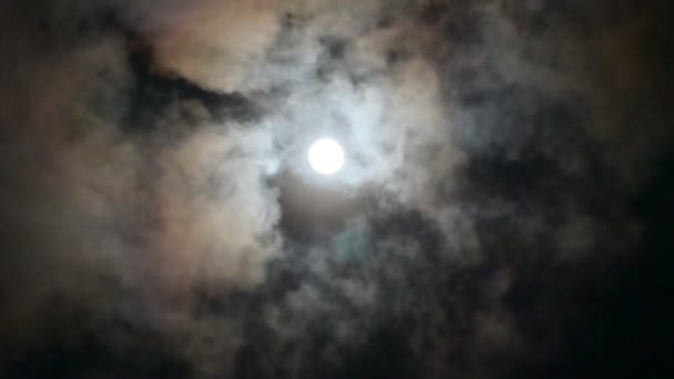 Las Nubes Mueven Través Luna Llena Atmósfera Parece Misteriosa Aterradora — Vídeo de stock