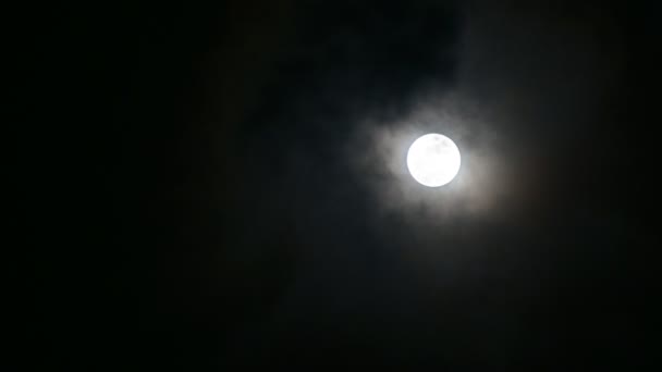 Las Nubes Mueven Través Luna Llena Atmósfera Parece Misteriosa Aterradora — Vídeos de Stock