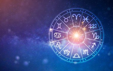 Burç dairesinin içinde burç işaretleri var. Astroloji gökyüzünde birçok yıldız ve ay ile astroloji ve burçlar kavramı