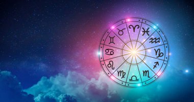 Burç dairesinin içinde burç işaretleri var. Astroloji gökyüzünde birçok yıldız ve ay ile astroloji ve burçlar kavramı
