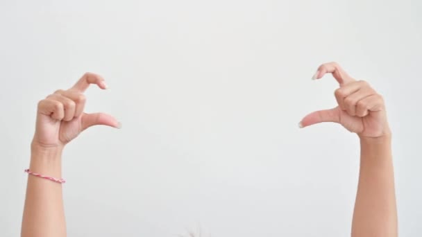 Machen Sie Eine Hand Herzform Auf Weißem Hintergrund — Stockvideo