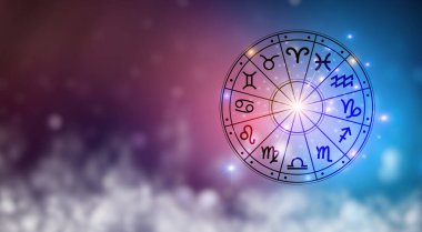 Burç dairesinin içinde burç işaretleri var. Astroloji gökyüzünde birçok yıldız ve ay ile astroloji ve burçlar kavramı