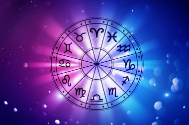 Burç dairesinin içinde burç işaretleri var. Astroloji gökyüzünde birçok yıldız ve ay ile astroloji ve burçlar kavramı