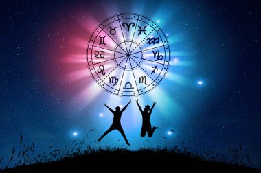 Burç dairesinin içinde burç işaretleri var. Astroloji gökyüzünde birçok yıldız ve ay ile astroloji ve burçlar kavramı