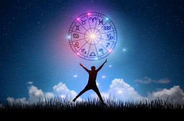 Burç dairesinin içinde burç işaretleri var. Astroloji gökyüzünde birçok yıldız ve ay ile astroloji ve burçlar kavramı