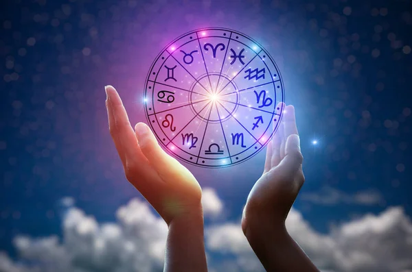Burç dairesinin içinde burç işaretleri var. Astroloji gökyüzünde birçok yıldız ve ay ile astroloji ve burçlar kavramı