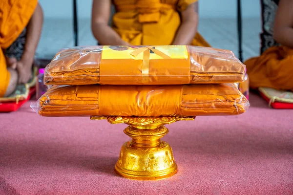 台座の上に置かれた僧侶のローブのセット — ストック写真