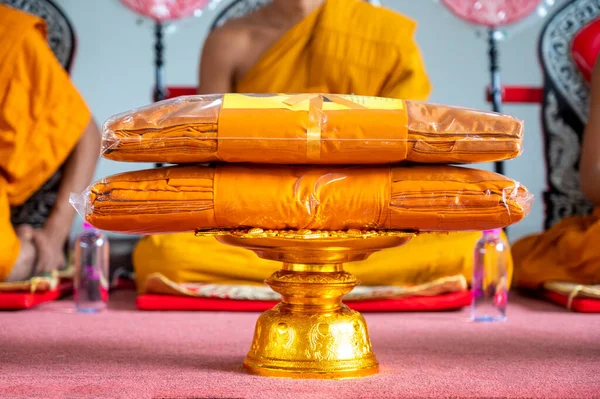 台座の上に置かれた僧侶のローブのセット — ストック写真