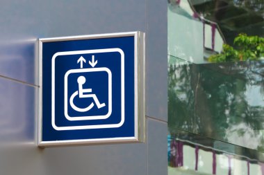 Mavi handikap Asansör işareti ile bulanık cam arka plan, portre