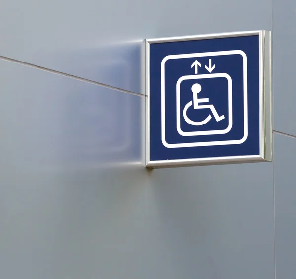 Sinal de elevador de Handicap azul na parede metálica, fechar e espaço de cópia — Fotografia de Stock