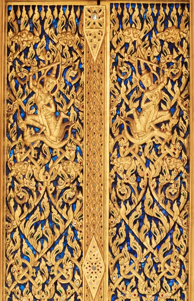 伝統的なタイ様式の扉の彫刻 — ストック写真