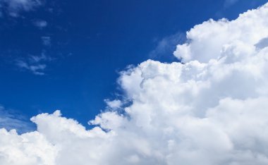 bulut beyaz ve mavi gökyüzü güneşli gün