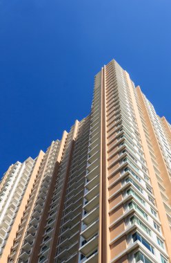 Mavi gökyüzü arka plan ile yeni bitti kat mülkiyeti