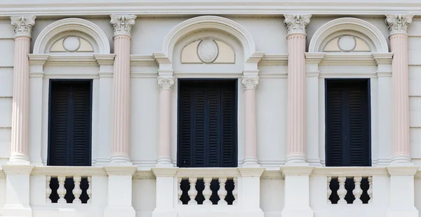 Fenêtre voûtée de style européen dans le Grand Palais, Bangkok, Thaïlande — Photo