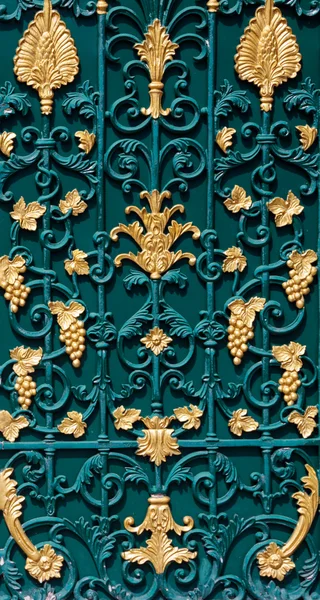 Curved Steel Pattern on Green Gate with Golden Textures — Stock Photo, Image